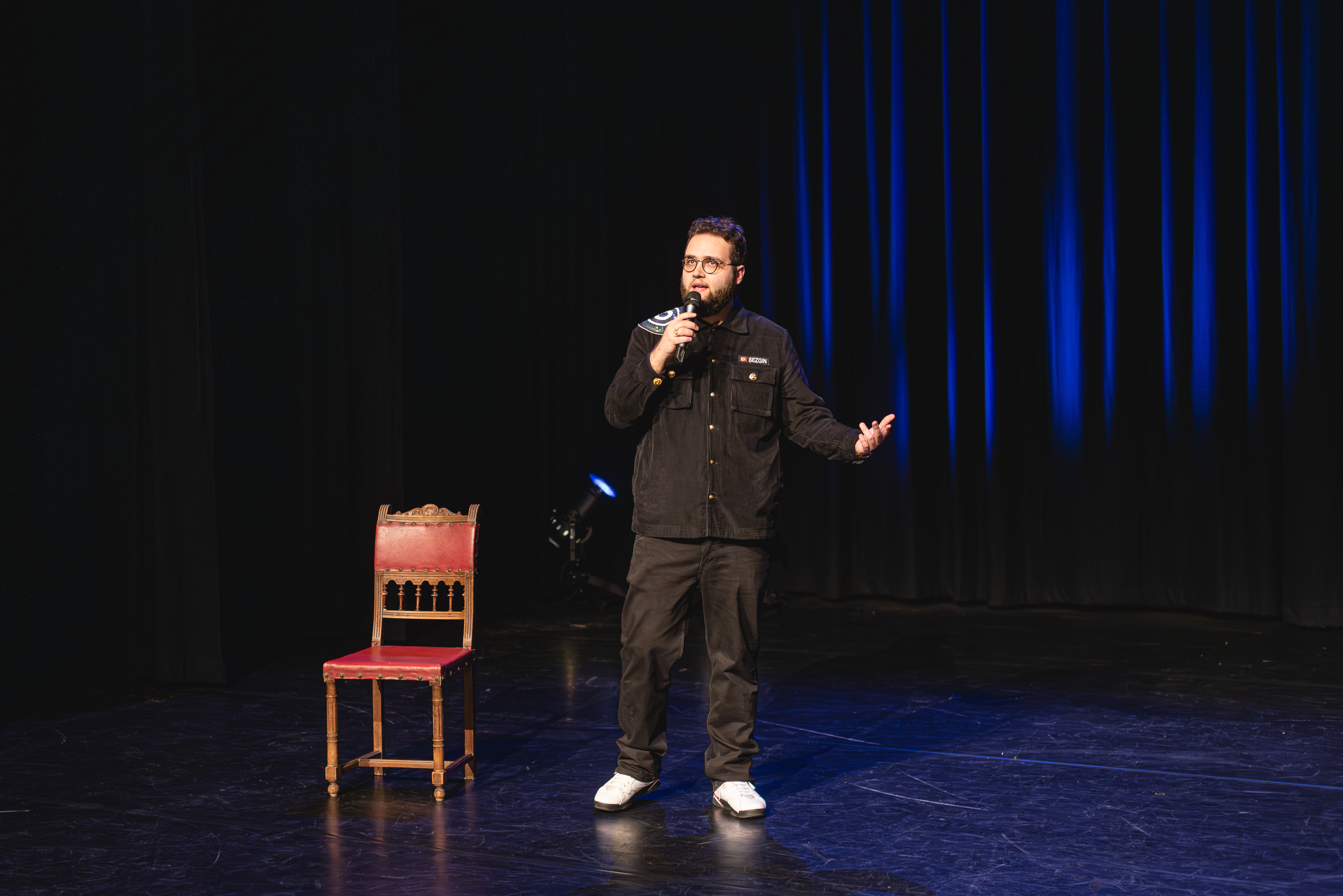 Sezgin Güleç Wild, Barbaars & Bloeddorstig (Nick Chesnaye) Scenefoto (1)