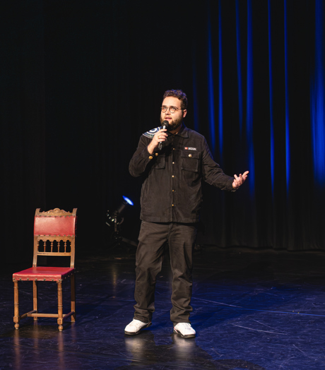 Sezgin Güleç Wild, Barbaars & Bloeddorstig (Nick Chesnaye) Scenefoto (1)