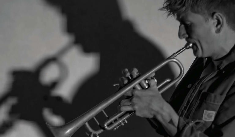 Thomas Heikoop Having A Chet With Baker (Petra De Koning Gans) RGB 150 Dpi