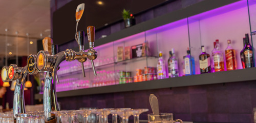 Café Cool Tap En Glazenkast (Bewerkt)