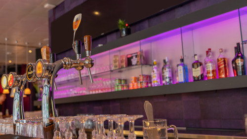 Café Cool Tap En Glazenkast (Bewerkt)