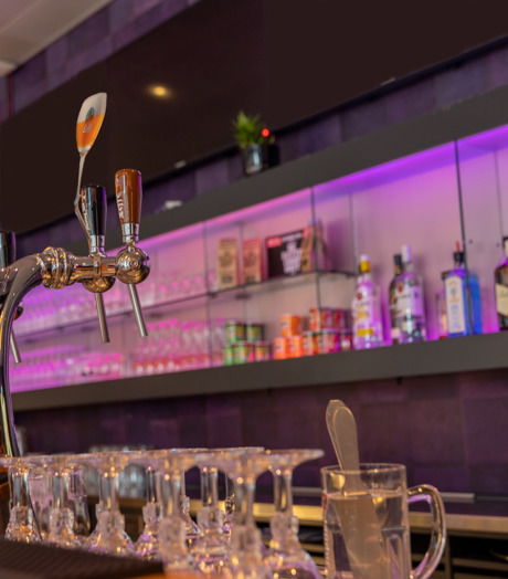 Café Cool Tap En Glazenkast (Bewerkt)