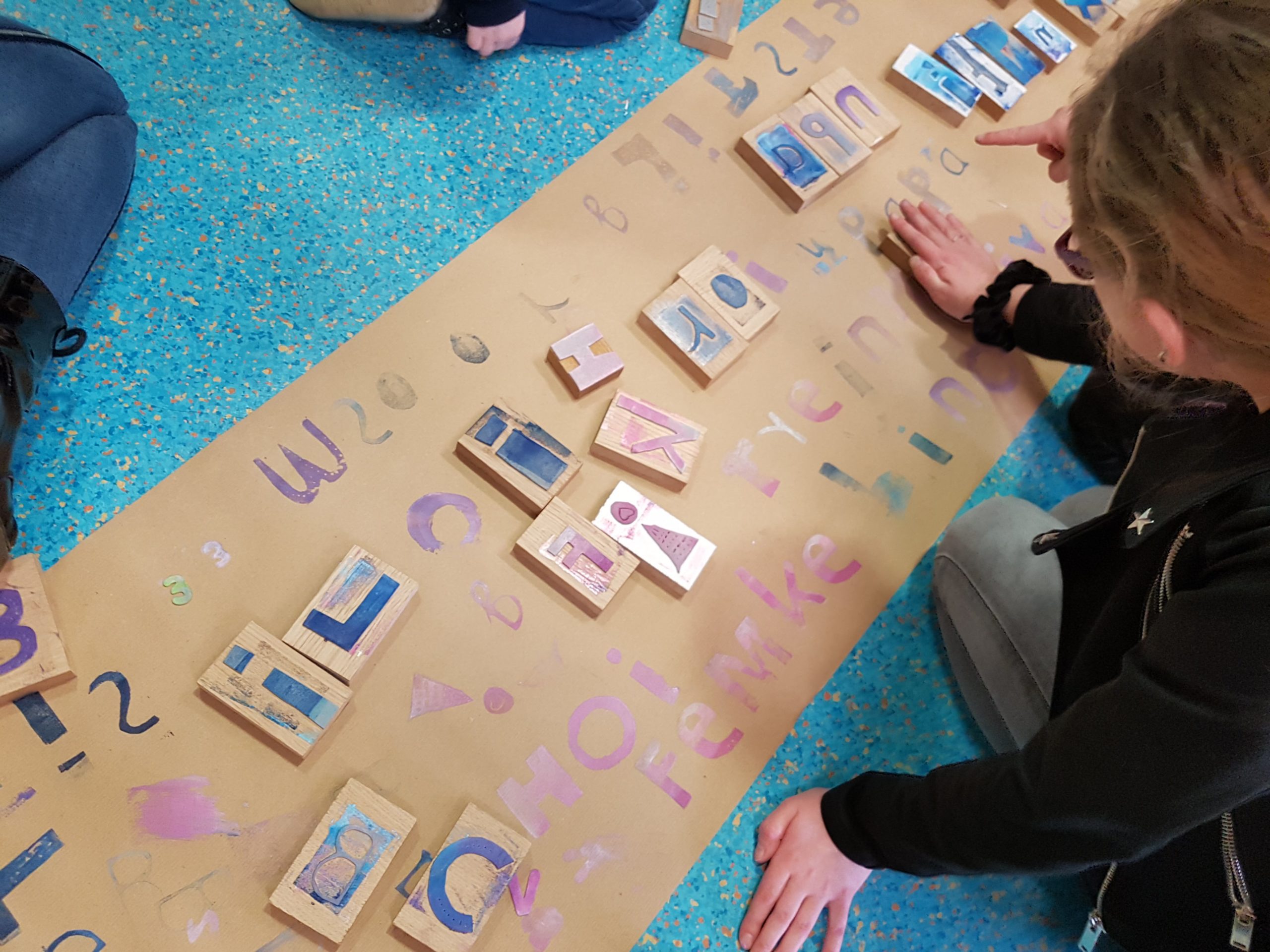 20190220 121335 Karakter Prints Workshop Kinderen Basisschool Stempels Communicatie Scaled