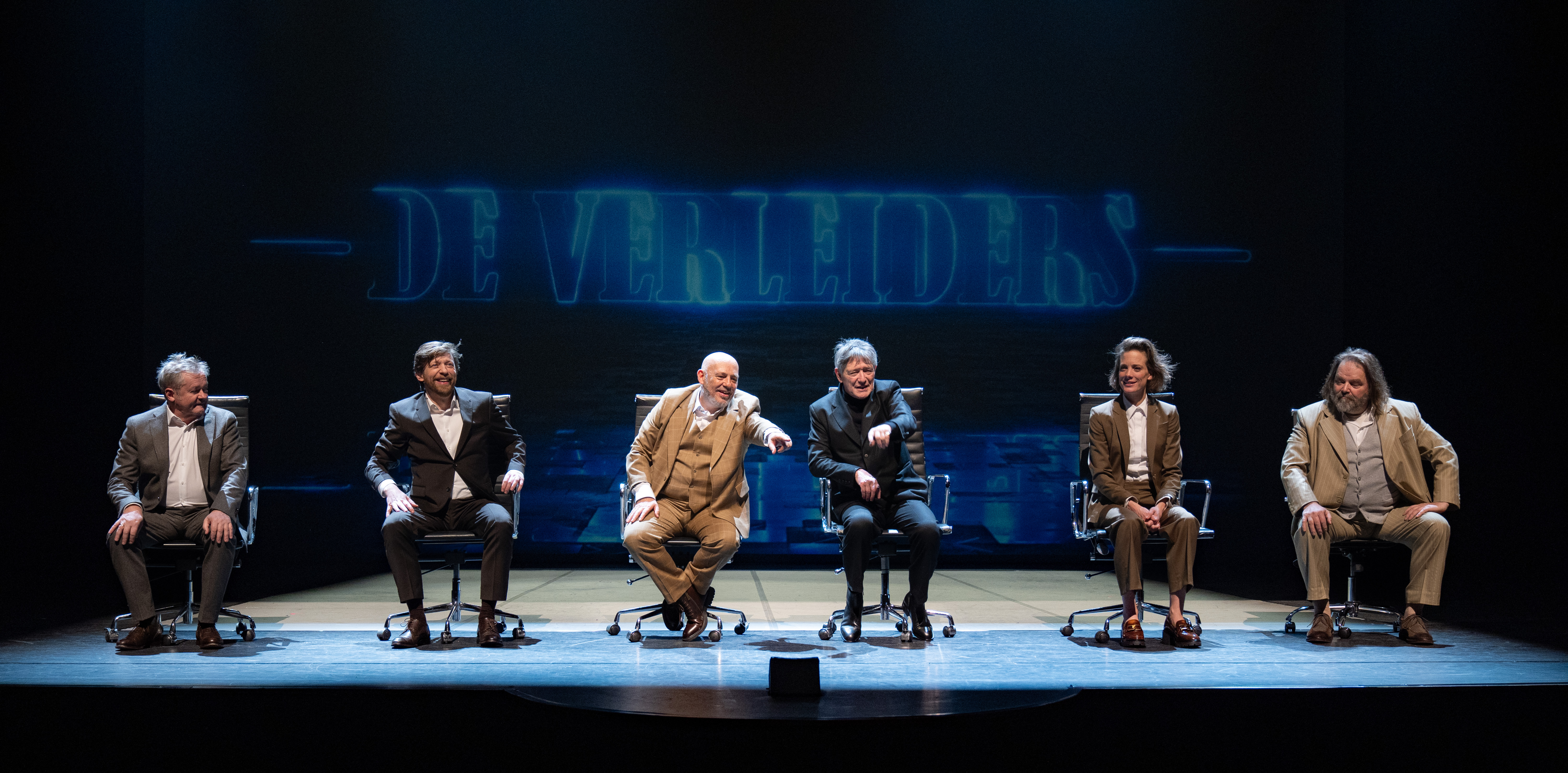 DE VERLEIDERS Bureau Buitenschot (Ben Van Duin) Scenefoto (1)