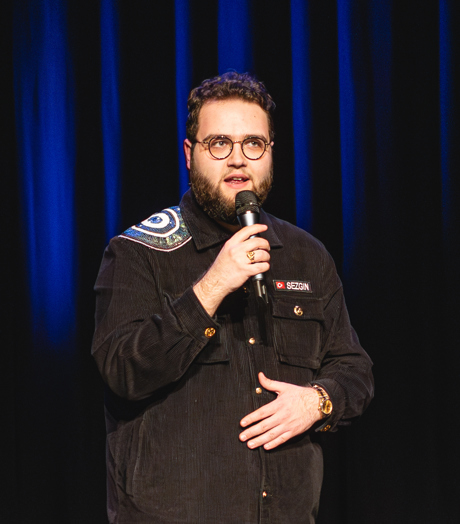 Sezgin Güleç Wild, Barbaars & Bloeddorstig (Nick Chesnaye) Scenefoto (4)