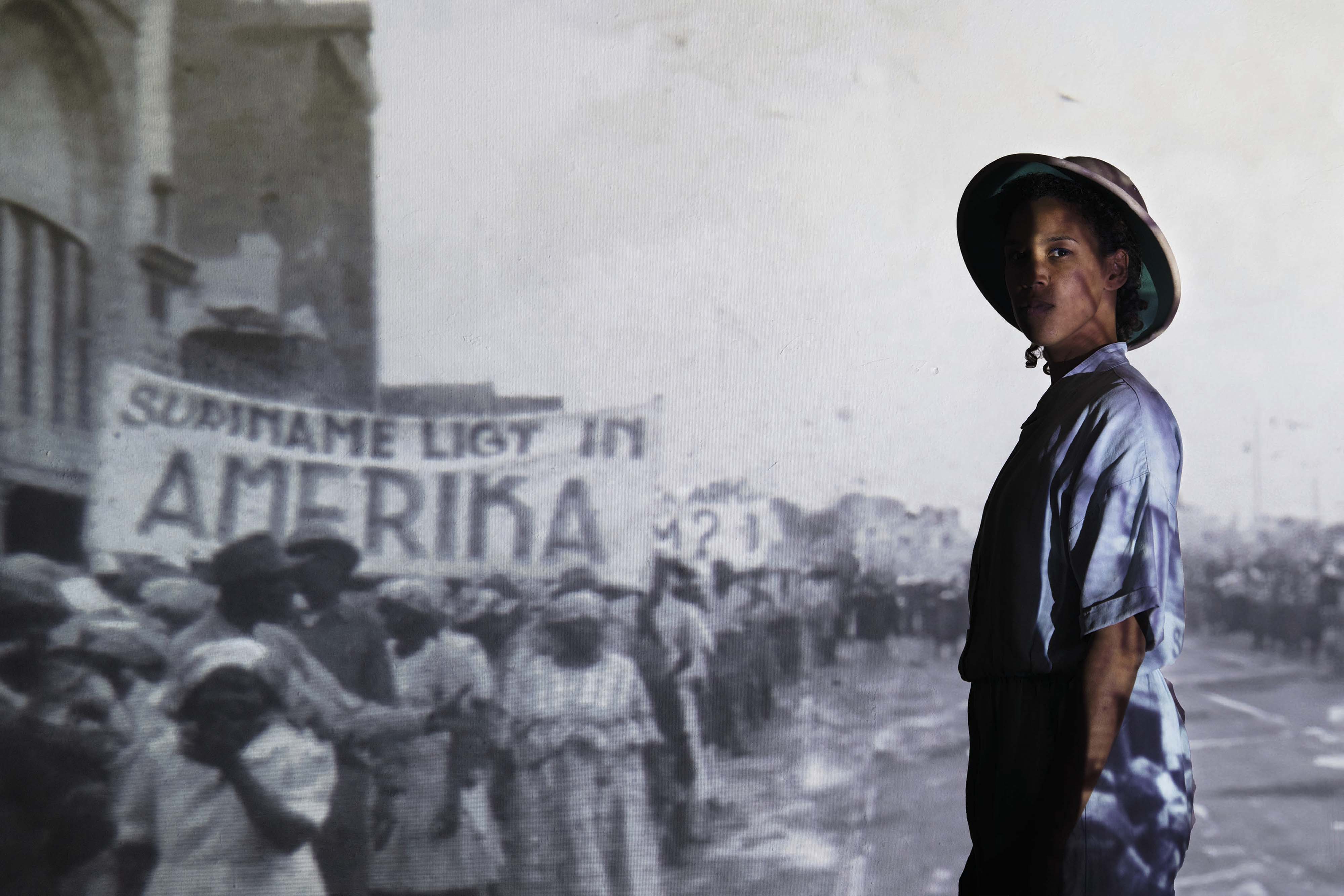 Emma Lesuis & Silbersee Meer Dan Bauxiet (Michelle Piergoelam) CAMPAGNEBEELD 2