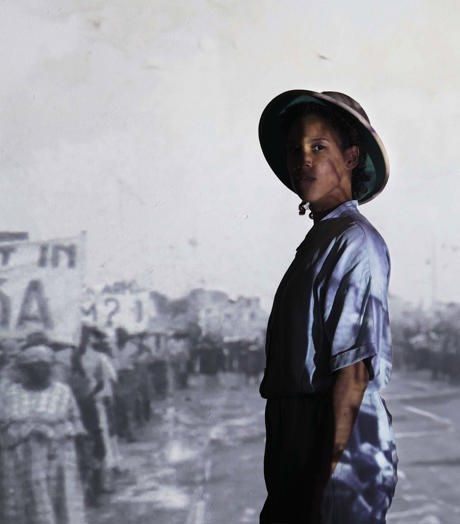 Emma Lesuis & Silbersee Meer Dan Bauxiet (Michelle Piergoelam) CAMPAGNEBEELD 2