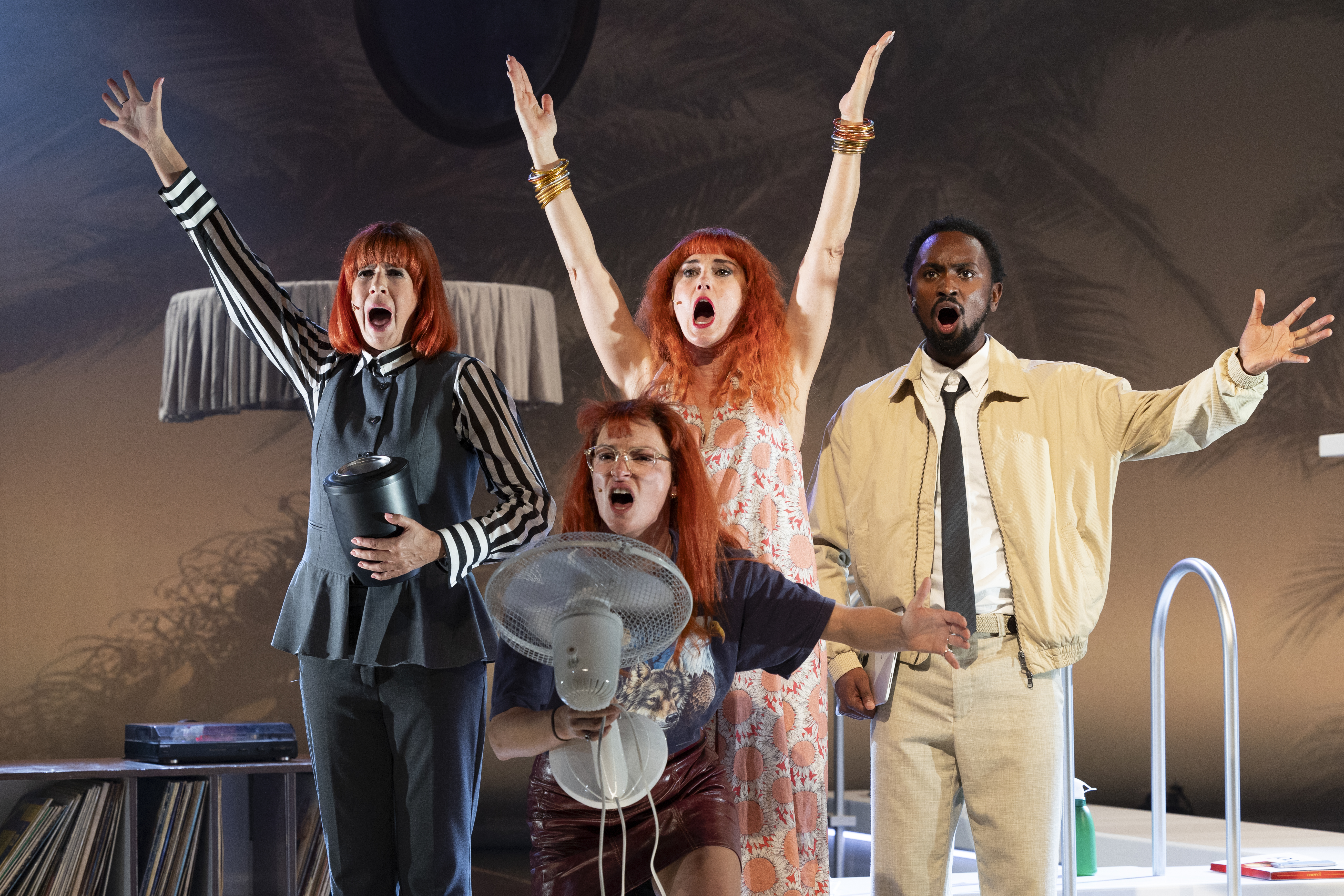 Isa Hoes, Peggy Vrijens, Teunie De Brouwer En Joe Sinduhije Casa Mia (Anne Van Zantwijk) Scenefoto 6